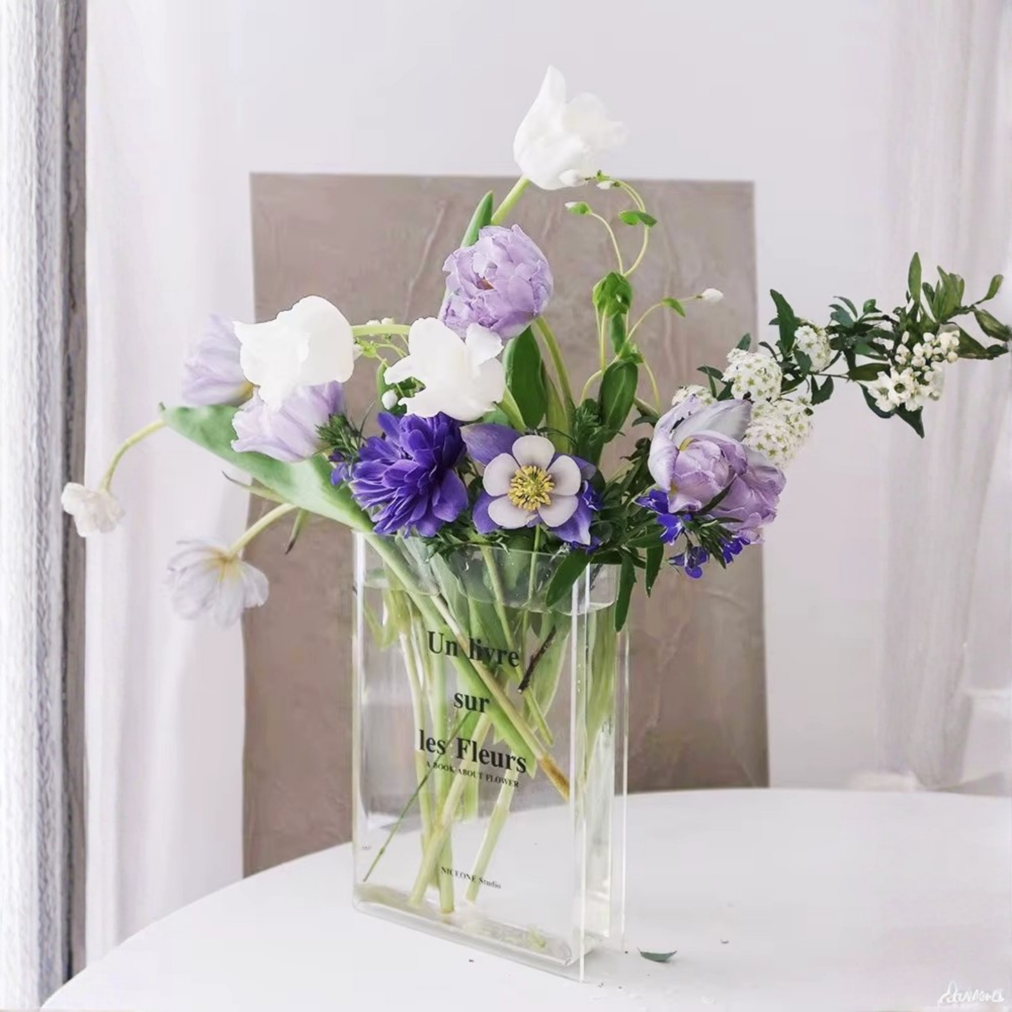 Vaso "Book" in Acrilico a Forma di Libro